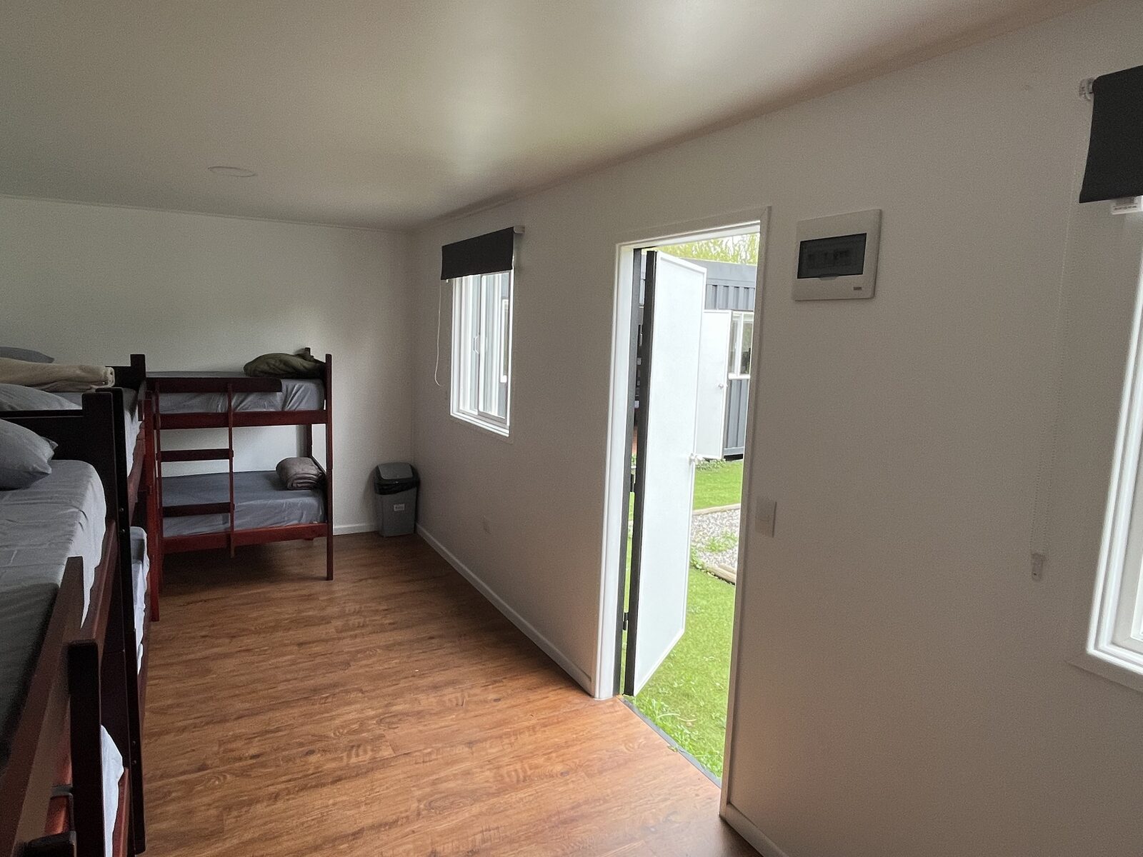 Habitación con camarotes — ventana y repisas